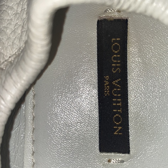 White leather Louis Vuitton moccasins with two gold tassels in the front. - Picture 5 of 12